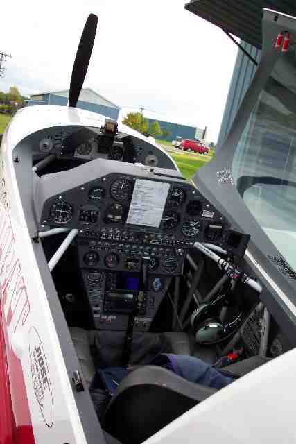 Extra300L cockpit